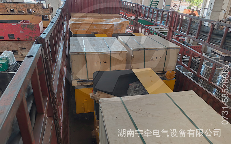 一批定制型2.5噸蓄電池電機車發貨3.jpg